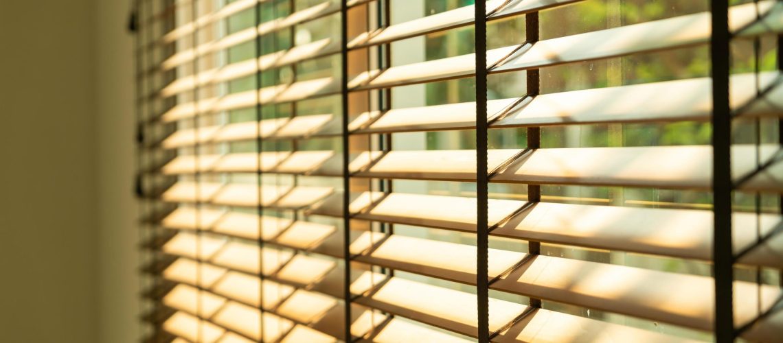 close-up-bamboo-blind-bamboo-curtain-chick-venetian-blind-or-sun-blind-soft-focus-point-free-photo